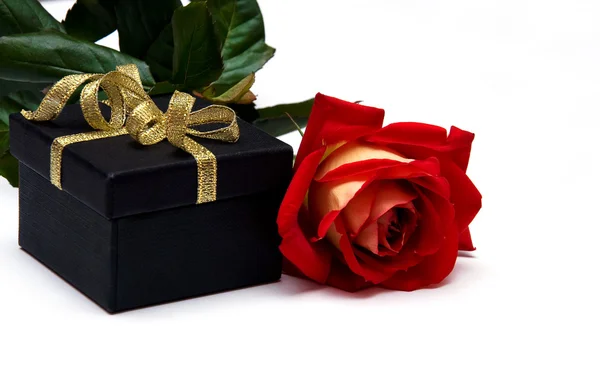 Caja de regalo negra con cinta de oro —  Fotos de Stock
