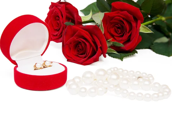 Μπουκέτο με κόκκινα τριαντάφυλλα και Καταστήματα Κοσμημάτων-Κοσμήματα — Φωτογραφία Αρχείου