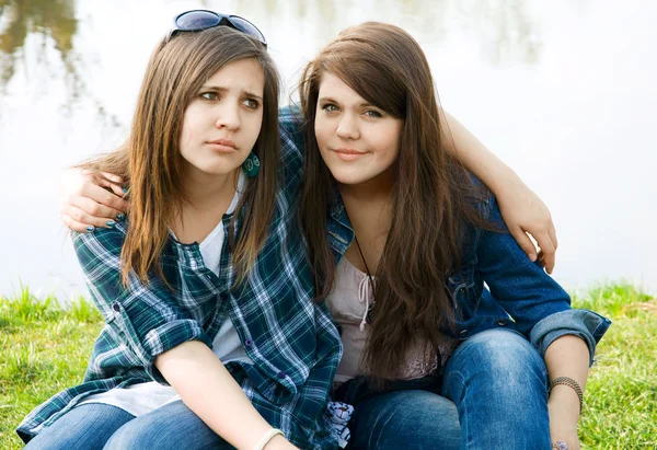 Dois jovens adolescentes — Fotografia de Stock