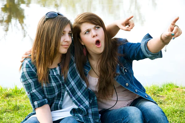 Dois jovens adolescentes surpresos — Fotografia de Stock