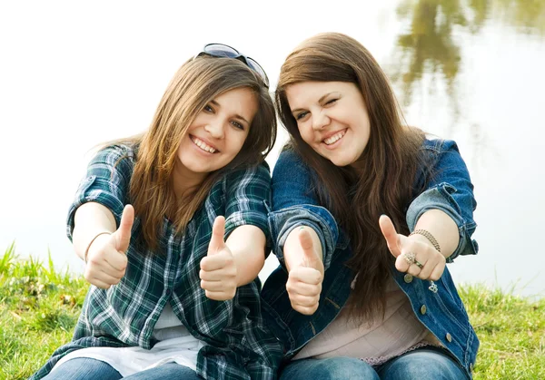 Portret van twee jonge tieners — Stockfoto