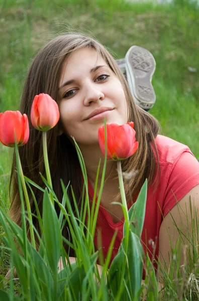 Молодая девушка и тюльпаны — стоковое фото