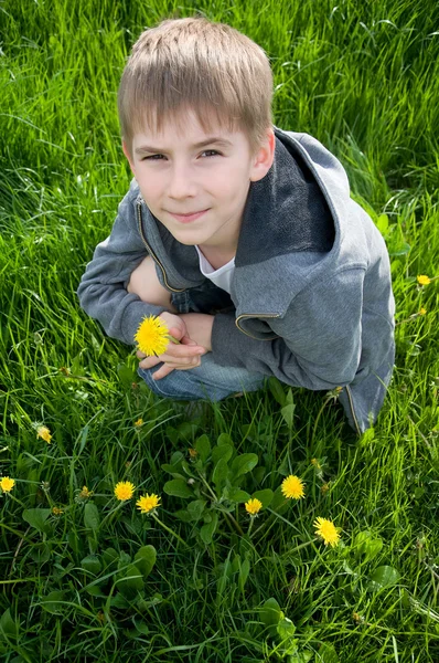 Chlapec s Pampeliška — Stock fotografie