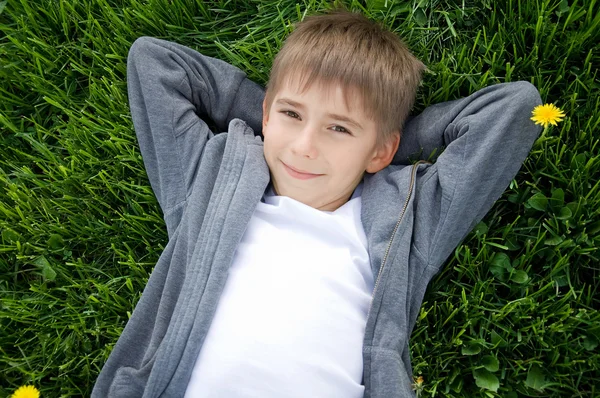 Мальчик на зеленой траве — стоковое фото