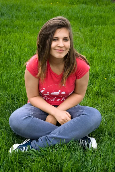十几岁的女孩在草地上 — 图库照片