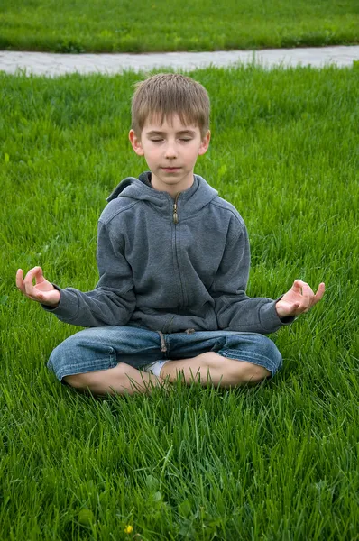 Yoga jongen — Stockfoto