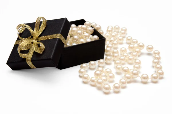 Gift box with pearl beads — Stock Photo, Image