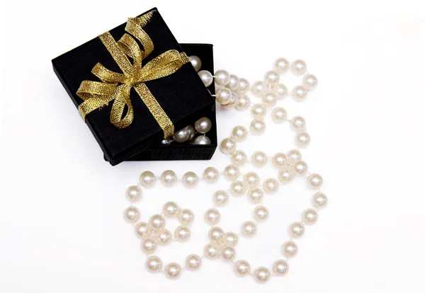 Caja de regalo con perlas —  Fotos de Stock