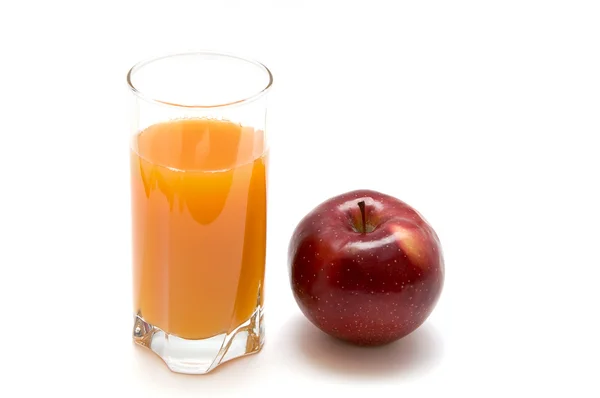 Стакан сока и красного яблока — стоковое фото