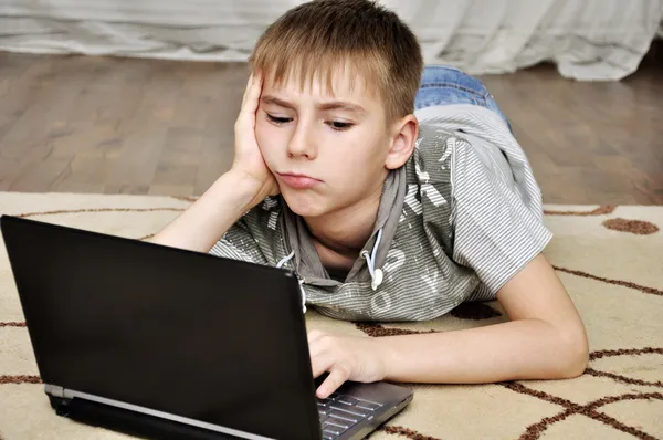 Mały chłopiec z laptopa — Zdjęcie stockowe