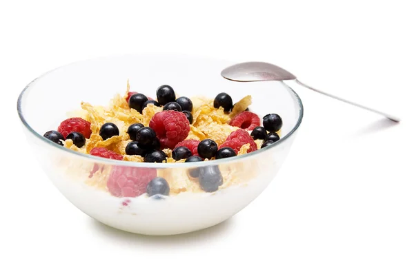 Desayuno saludable: copos de maíz y bayas —  Fotos de Stock