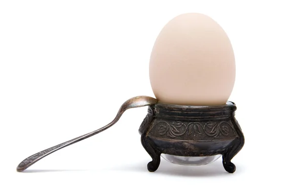 Tutucu üzerinde beyaz izole yumurta — Stok fotoğraf