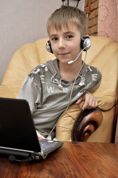 可爱男孩用的笔记本电脑 — 图库照片