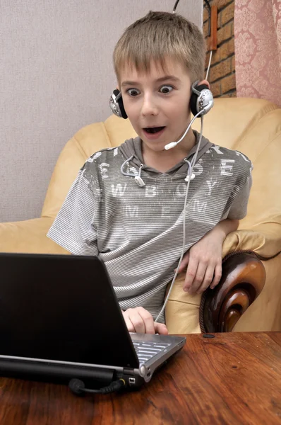 笔记本电脑的惊讶的男孩 — 图库照片
