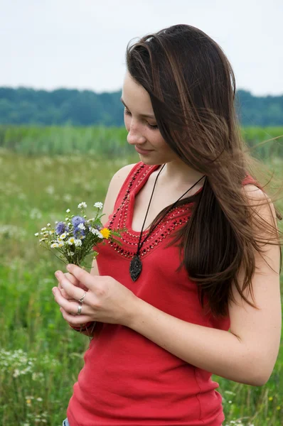 野生の花の花束を持つ少女 — ストック写真
