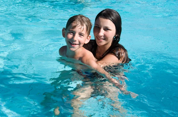 Χαμογελαστά τα παιδιά στην πισίνα — Φωτογραφία Αρχείου