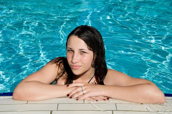 微笑女孩在游泳池 — 图库照片