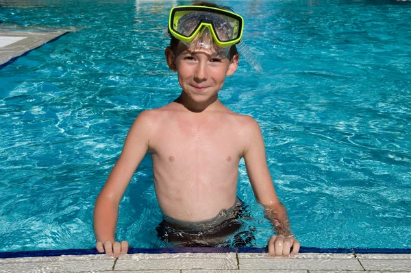 Rapaz bonito em uma piscina — Fotografia de Stock