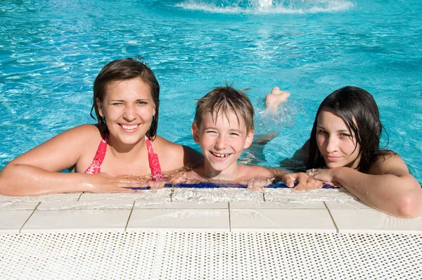 Smiling kids in swimming pool — Stock Photo, Image