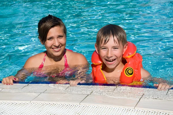 A gyerekek a medencében — 스톡 사진