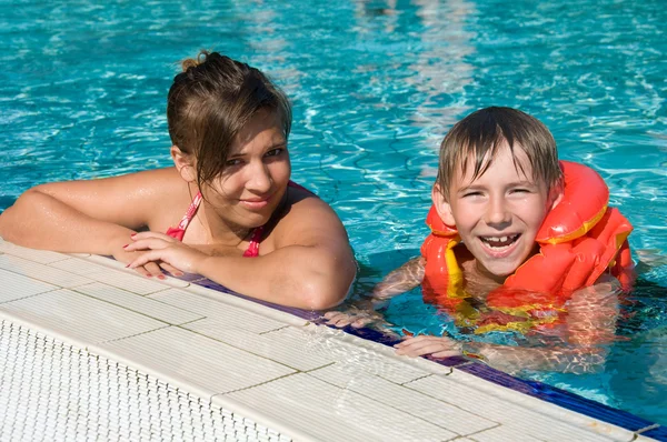 Kinderen in een zwembad — Stockfoto