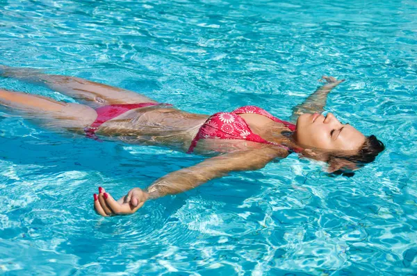年轻的女孩游泳 — 图库照片