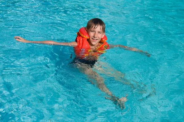 Jongen leren om te zwemmen — Stockfoto