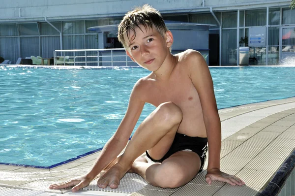 Chłopiec w pobliżu basenu — Zdjęcie stockowe