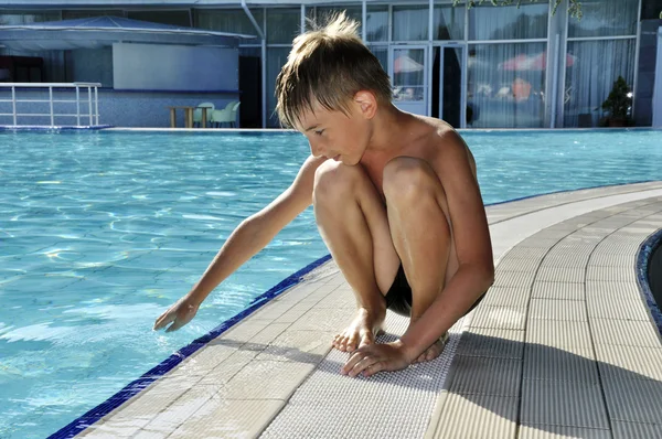 Мальчик у бассейна — стоковое фото