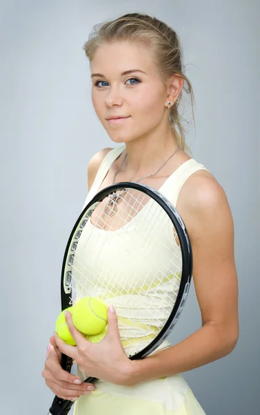 Flicka med tennisracket — Stockfoto