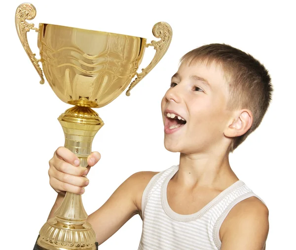 Маленький чемпион со своим трофеем — стоковое фото