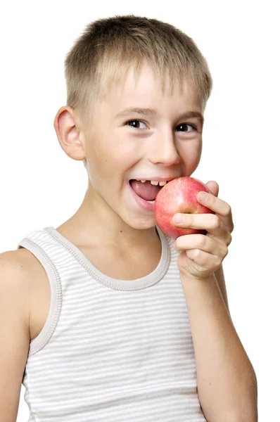 Menino comendo maçã vermelha — Fotografia de Stock