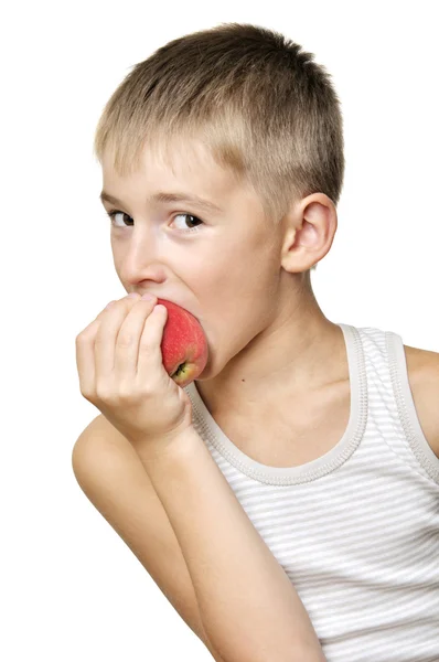 Menino comendo maçã vermelha — Fotografia de Stock