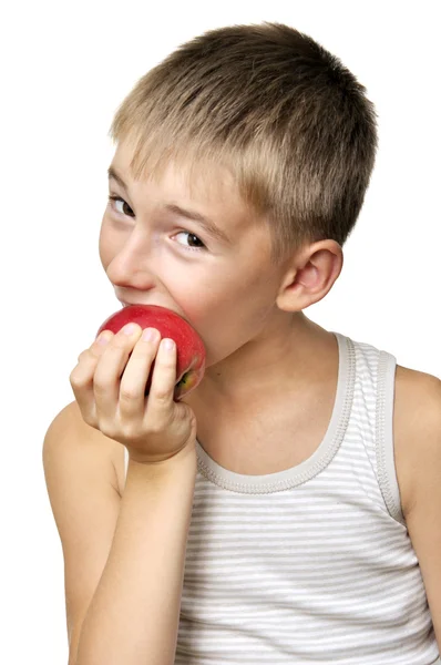Chlapec jíst červené jablko — Stock fotografie