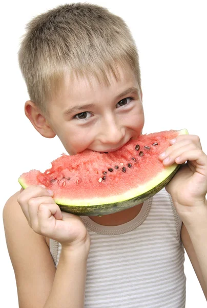 Poika syö vesimelonia. — kuvapankkivalokuva