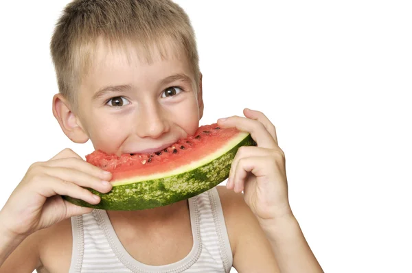 Poika syö vesimelonia. — kuvapankkivalokuva
