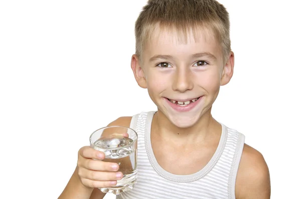 Мальчик со стаканом воды — стоковое фото