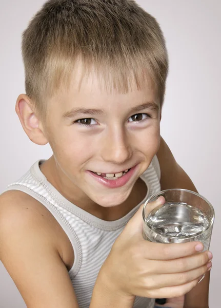 水のガラスを持つ少年 — ストック写真