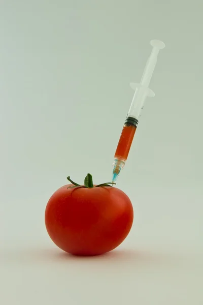 Tomate y jeringa — Foto de Stock