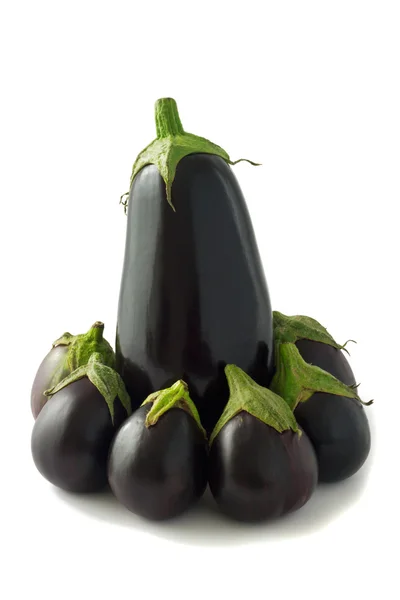Groep van aubergines op een witte achtergrond — Stockfoto