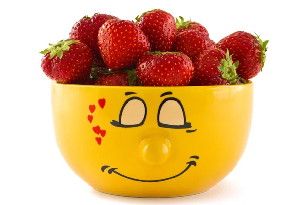 Eine gelbe Tasse mit Erdbeeren — Stockfoto