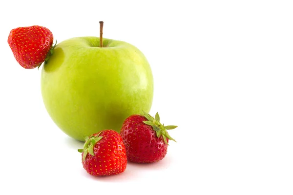 Zielone jabłko i czerwone truskawki — Zdjęcie stockowe