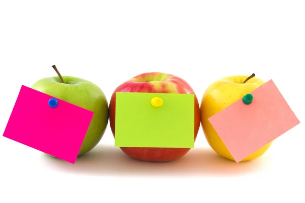 Trzy kolorowe jabłka z naklejki Nota, horyzontalnych — Zdjęcie stockowe