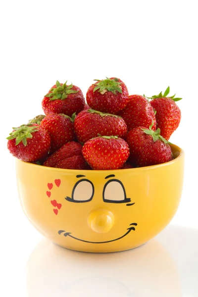 Erdbeeren in einer gelben Tasse, senkrecht — Stockfoto