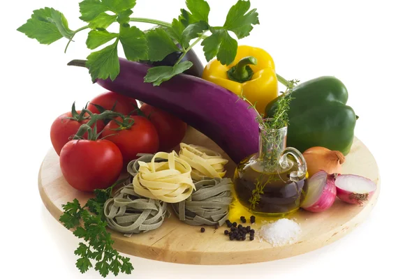 Ingredientes de pasta (paglia (pasta redonda), tomate, berenjena, pimiento, sal — Foto de Stock