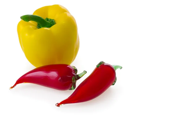 Żółta papryka i szkło czerwone chili pieprz, na białym tle — Zdjęcie stockowe