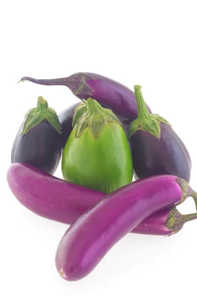 Aubergines (aubergine) groep geïsoleerd op witte achtergrond — Stockfoto