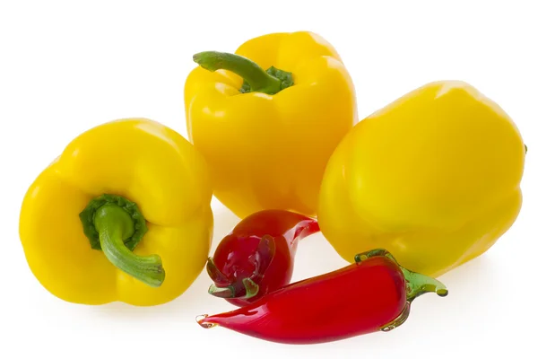 Tři čerstvé žluté papriky a skleněné chilli papričky izolované na bílém — Stock fotografie