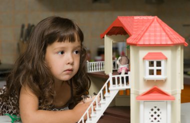 het meisje met een klein huis voor poppen