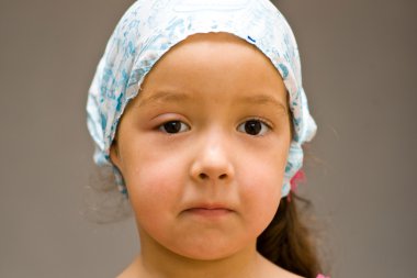 yukarı kirinden göz ile kız